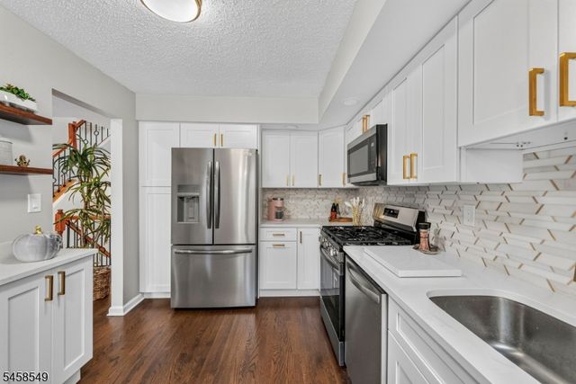 4 Lee Lee Ln, Old Bridge Twp., NJ 08879
