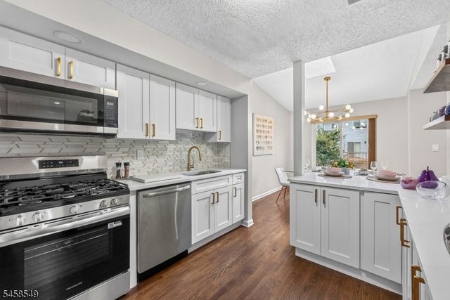 4 Lee Lee Ln, Old Bridge Twp., NJ 08879