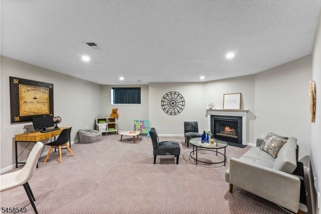 4 Lee Lee Ln, Old Bridge Twp., NJ 08879