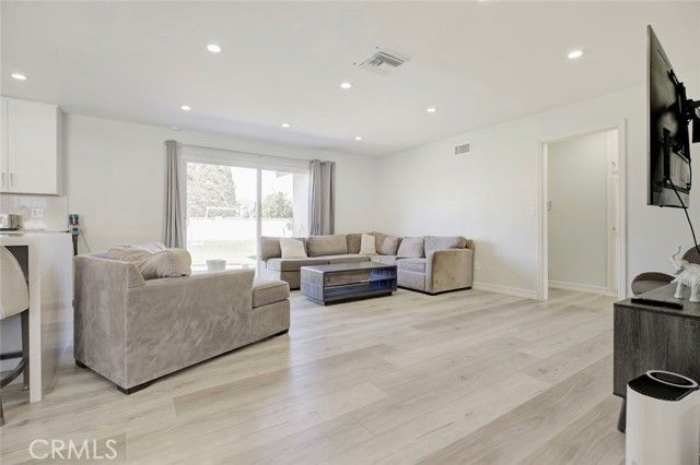 20437 Septo Street, Chatsworth (los Angeles), CA 91311