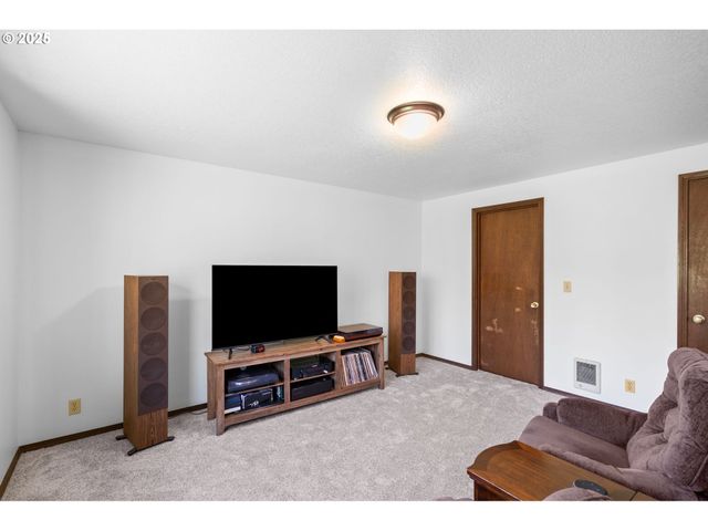 5189 ROSEWOOD St, Lake Oswego, OR 97035