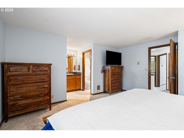 5189 ROSEWOOD St, Lake Oswego, OR 97035
