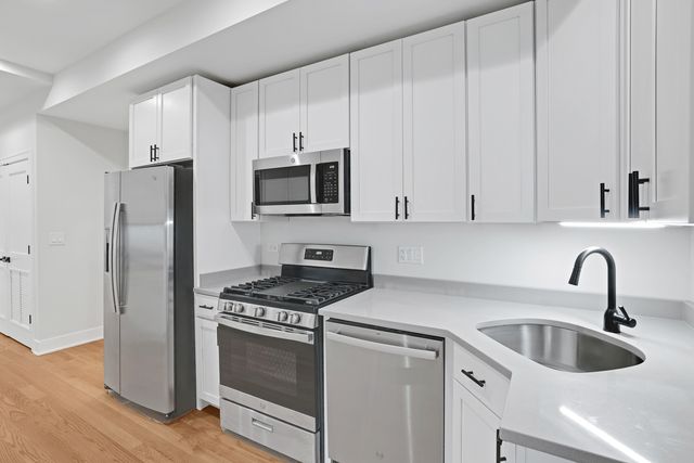 1055 W Pratt Boulevard 2A, Chicago, IL 60626