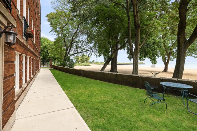 1055 W Pratt Boulevard 2A, Chicago, IL 60626