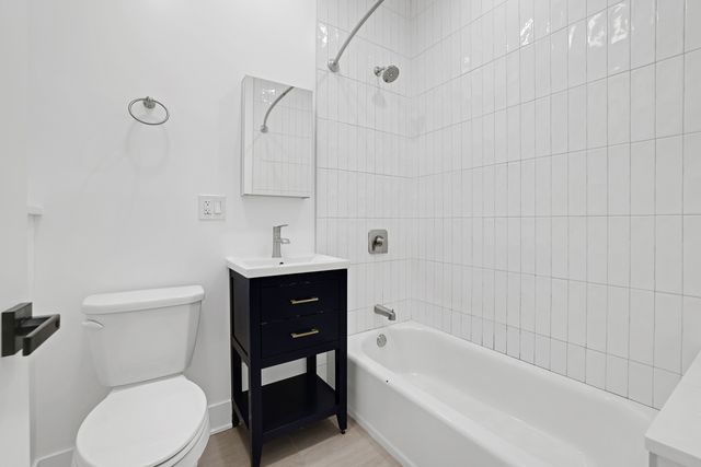 1055 W Pratt Boulevard 2A, Chicago, IL 60626