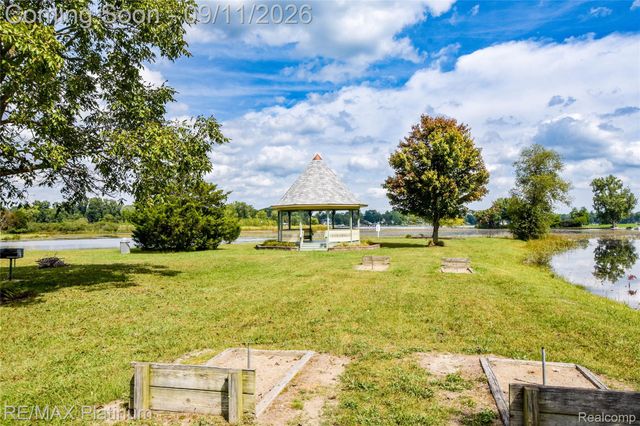 2940 Dana Pointe Drive, Hamburg Township, MI 48169