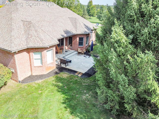 2940 Dana Pointe Drive, Hamburg Township, MI 48169
