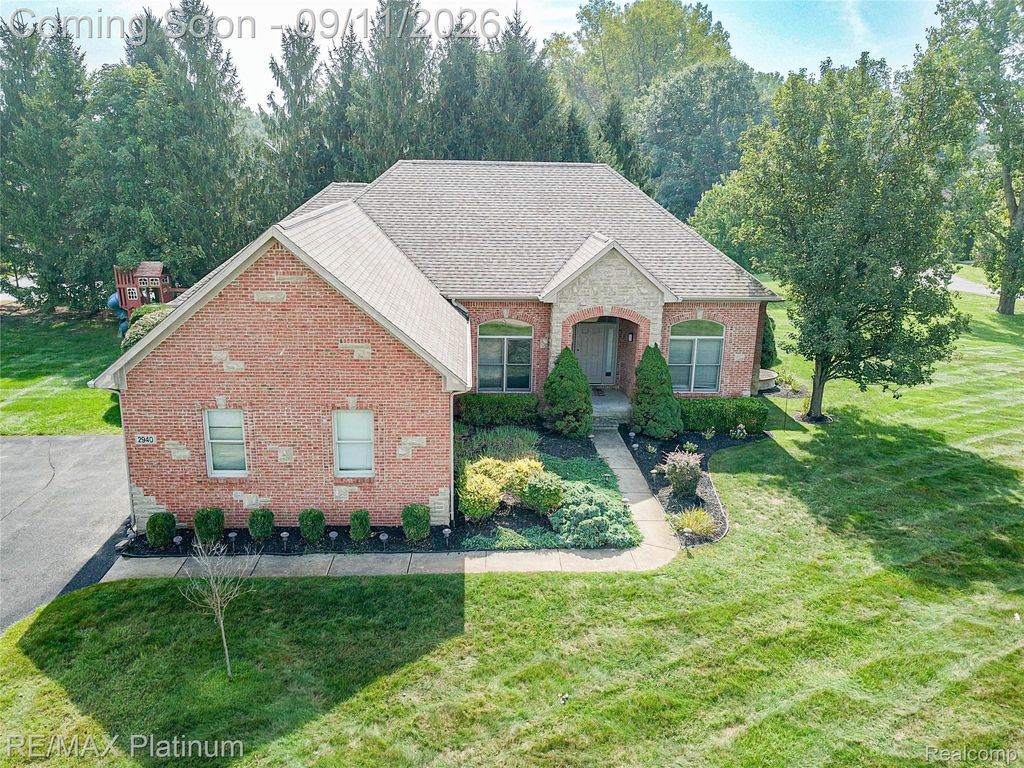2940 Dana Pointe Drive, Hamburg Township, MI 48169
