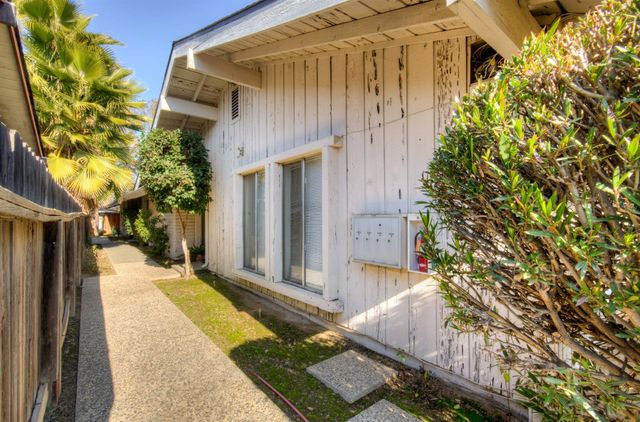 464 E Calimyrna Avenue, Fresno, CA 93710