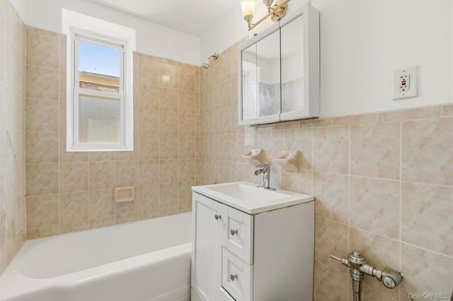 679 warburton Avenue 2R, Yonkers, NY 10471