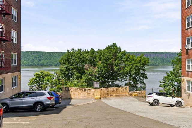 679 warburton Avenue 2R, Yonkers, NY 10471