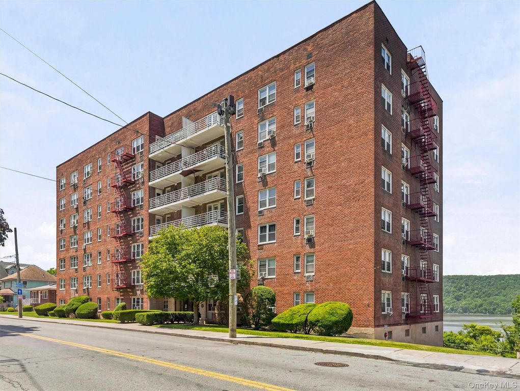 679 warburton Avenue 2R, Yonkers, NY 10471