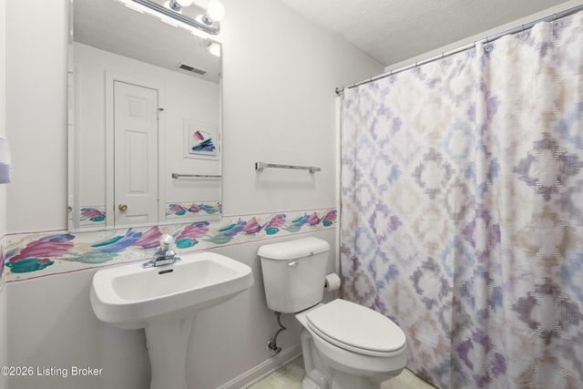 4445 Southbridge Ct, Louisville, KY 40272