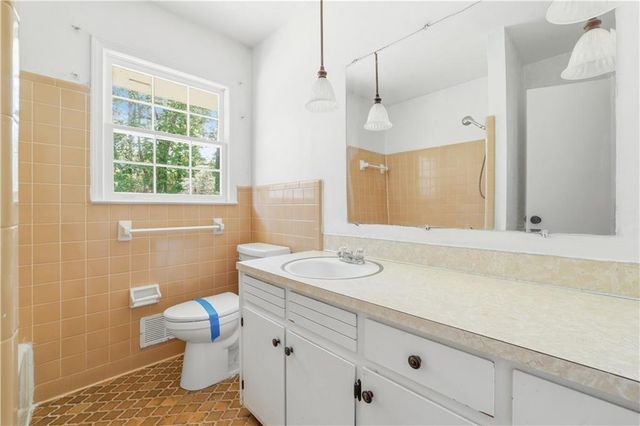 886 Oakhill Court, Stone Mountain, GA 30087