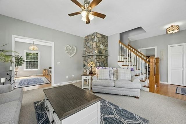 5 School St, Granby, MA 01033