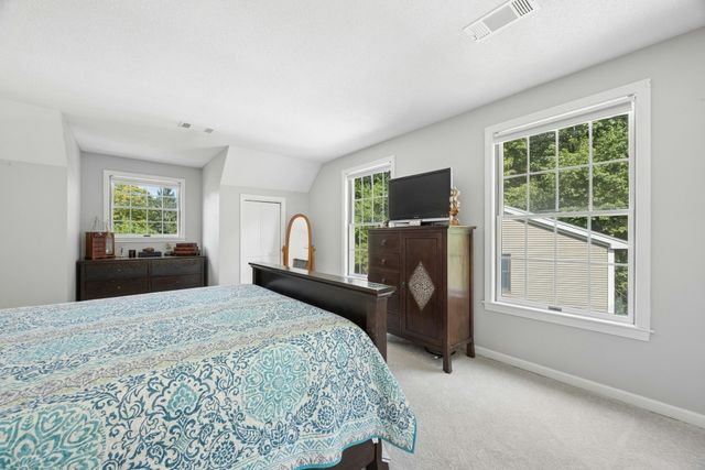 5 School St, Granby, MA 01033