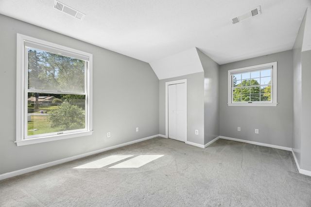 5 School St, Granby, MA 01033