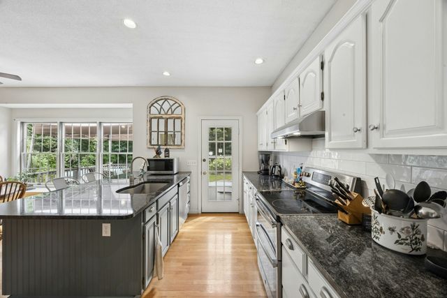 5 School St, Granby, MA 01033