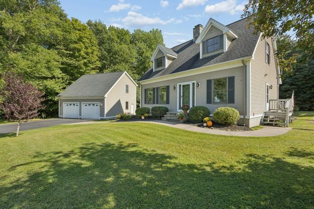 5 School St, Granby, MA 01033