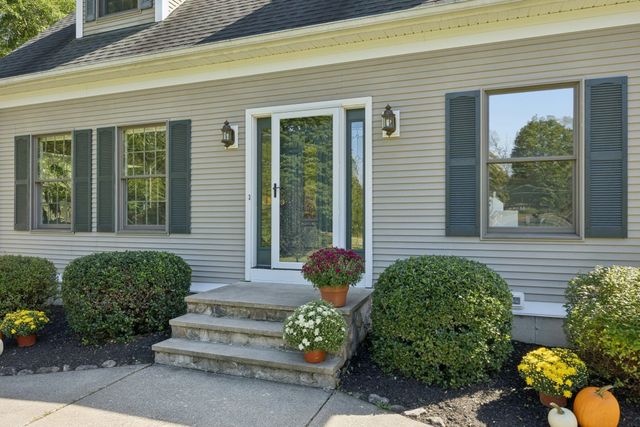5 School St, Granby, MA 01033