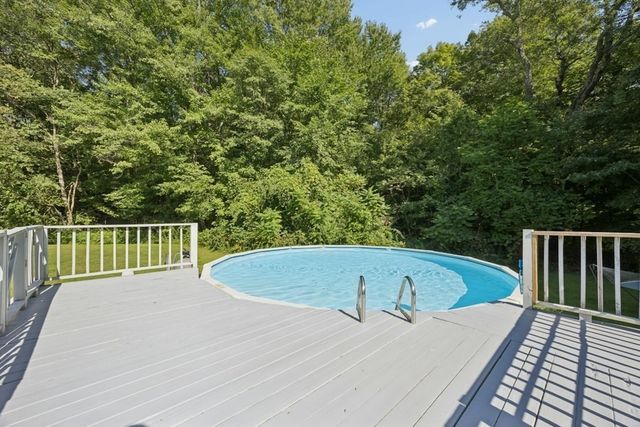 5 School St, Granby, MA 01033