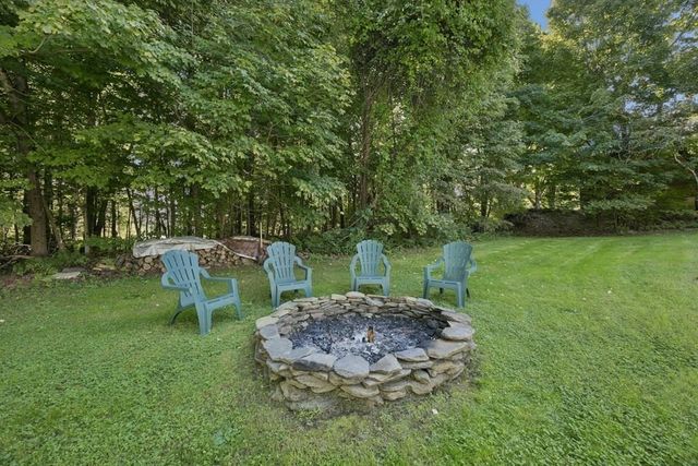 5 School St, Granby, MA 01033
