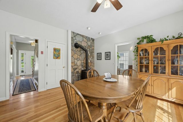 5 School St, Granby, MA 01033