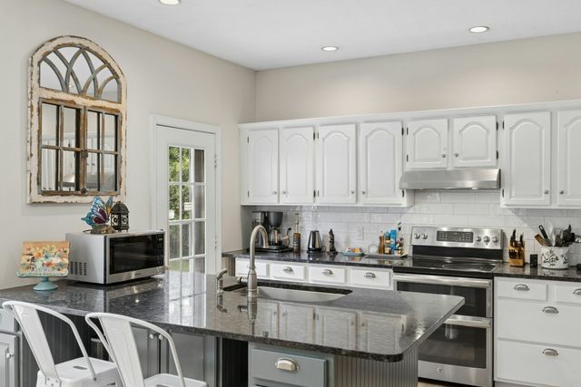 5 School St, Granby, MA 01033