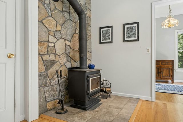 5 School St, Granby, MA 01033