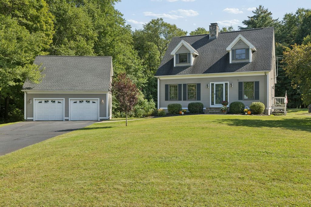 5 School St, Granby, MA 01033