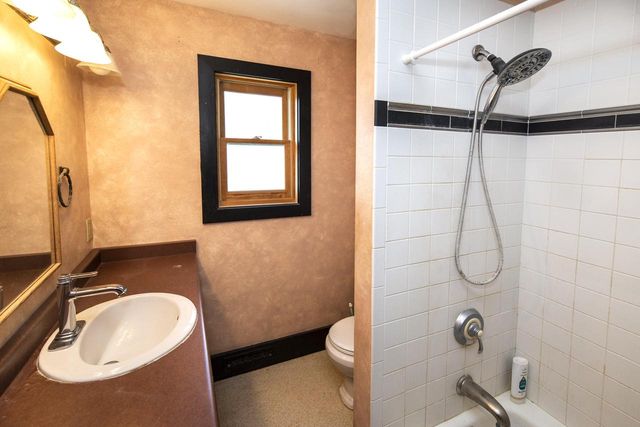 226 W Capitol DRIVE, Hartland, WI 53029