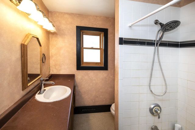 226 W Capitol DRIVE, Hartland, WI 53029