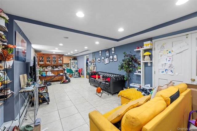 372 Madison Street, Franklin Square, NY 11010