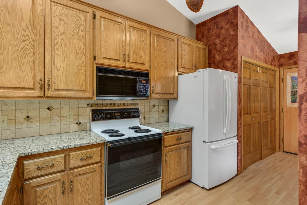 14589 Embassy Avenue, Apple Valley, MN 55124 — photo 4
