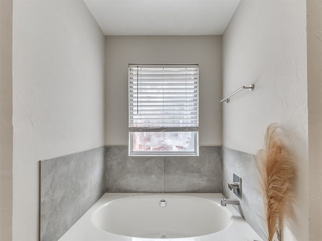 905 N Avery Drive, Moore, OK 73160