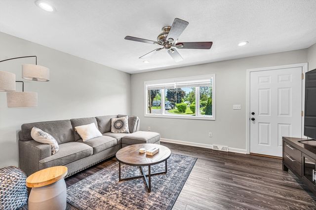 46 Rochford Cir, Springfield, MA 01128