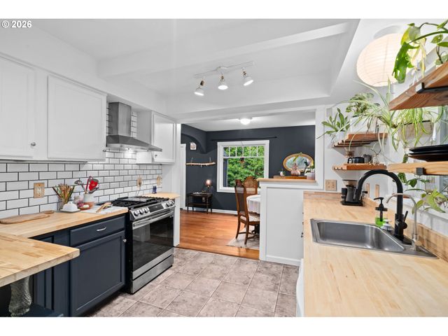 11944 Se MILL Ct, Portland, OR 97216