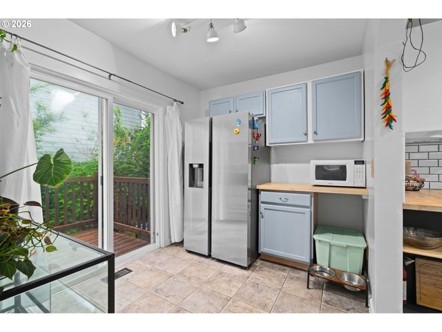 11944 Se MILL Ct, Portland, OR 97216