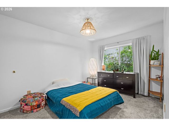 11944 Se MILL Ct, Portland, OR 97216