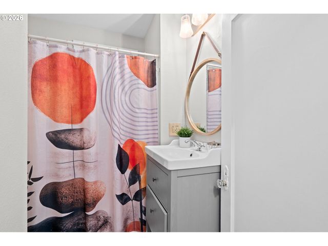 11944 Se MILL Ct, Portland, OR 97216