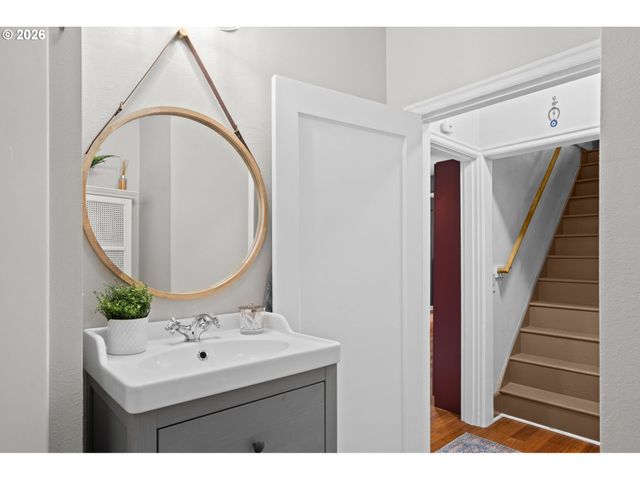 11944 Se MILL Ct, Portland, OR 97216