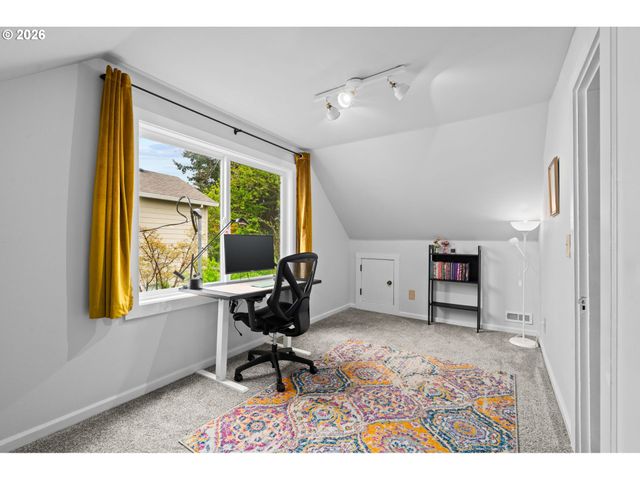 11944 Se MILL Ct, Portland, OR 97216