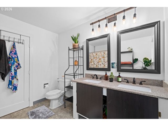 11944 Se MILL Ct, Portland, OR 97216