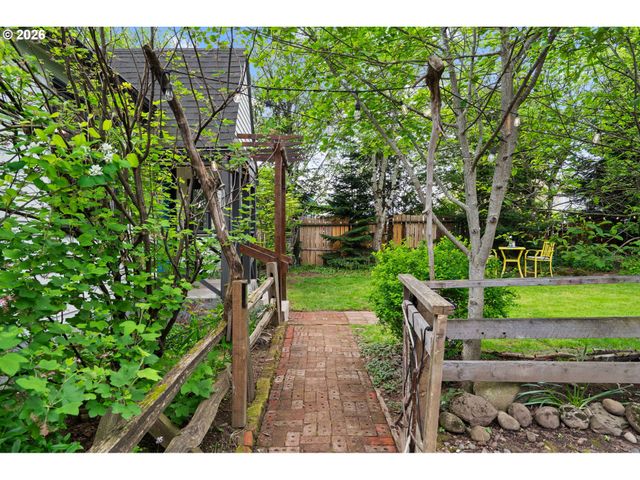 11944 Se MILL Ct, Portland, OR 97216