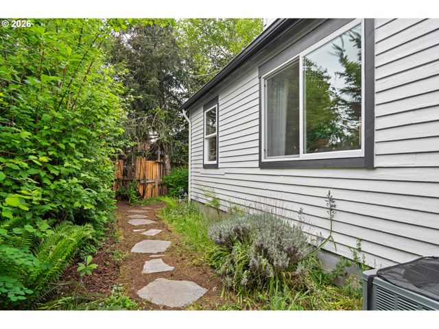 11944 Se MILL Ct, Portland, OR 97216