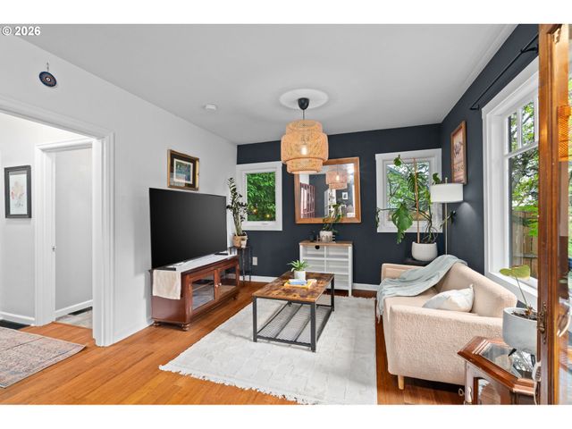 11944 Se MILL Ct, Portland, OR 97216