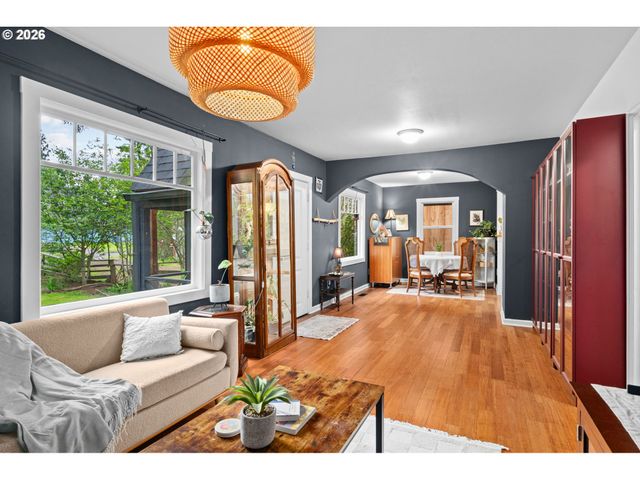 11944 Se MILL Ct, Portland, OR 97216