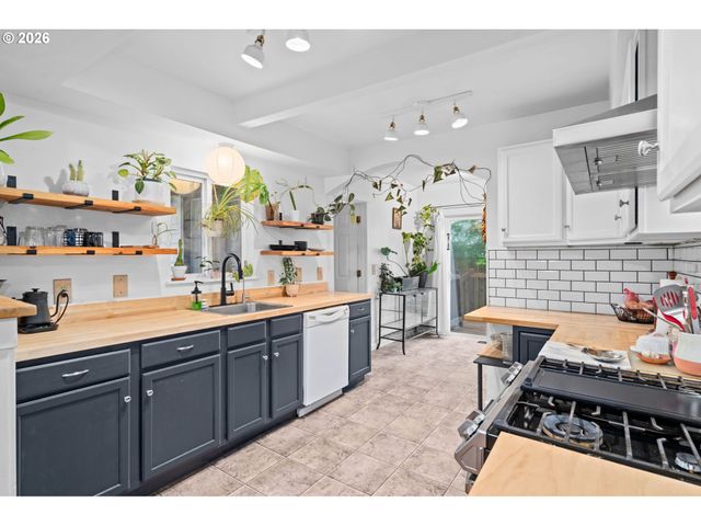 11944 Se MILL Ct, Portland, OR 97216