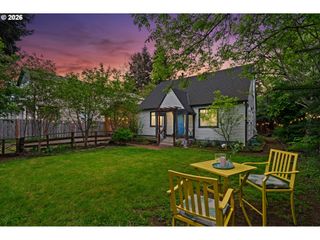 11944 Se MILL Ct, Portland, OR 97216