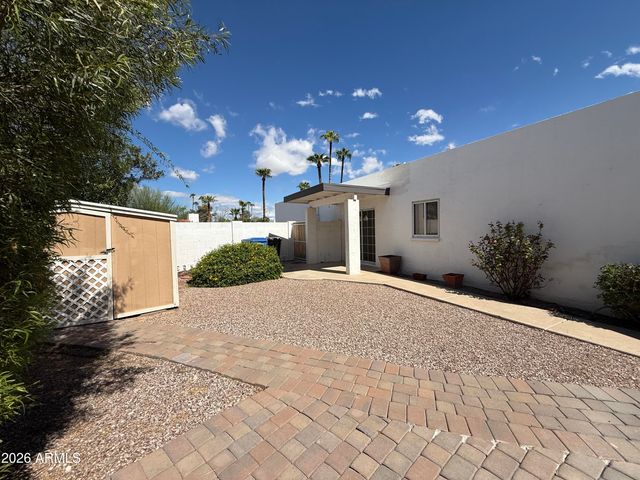 621 E CALAVAR Road, Phoenix, AZ 85022